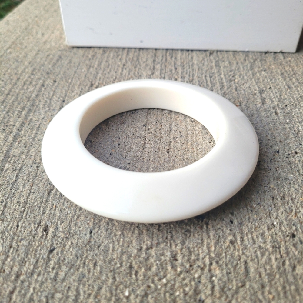 VINTAGE Lucite Saucer Bangle Bracelet